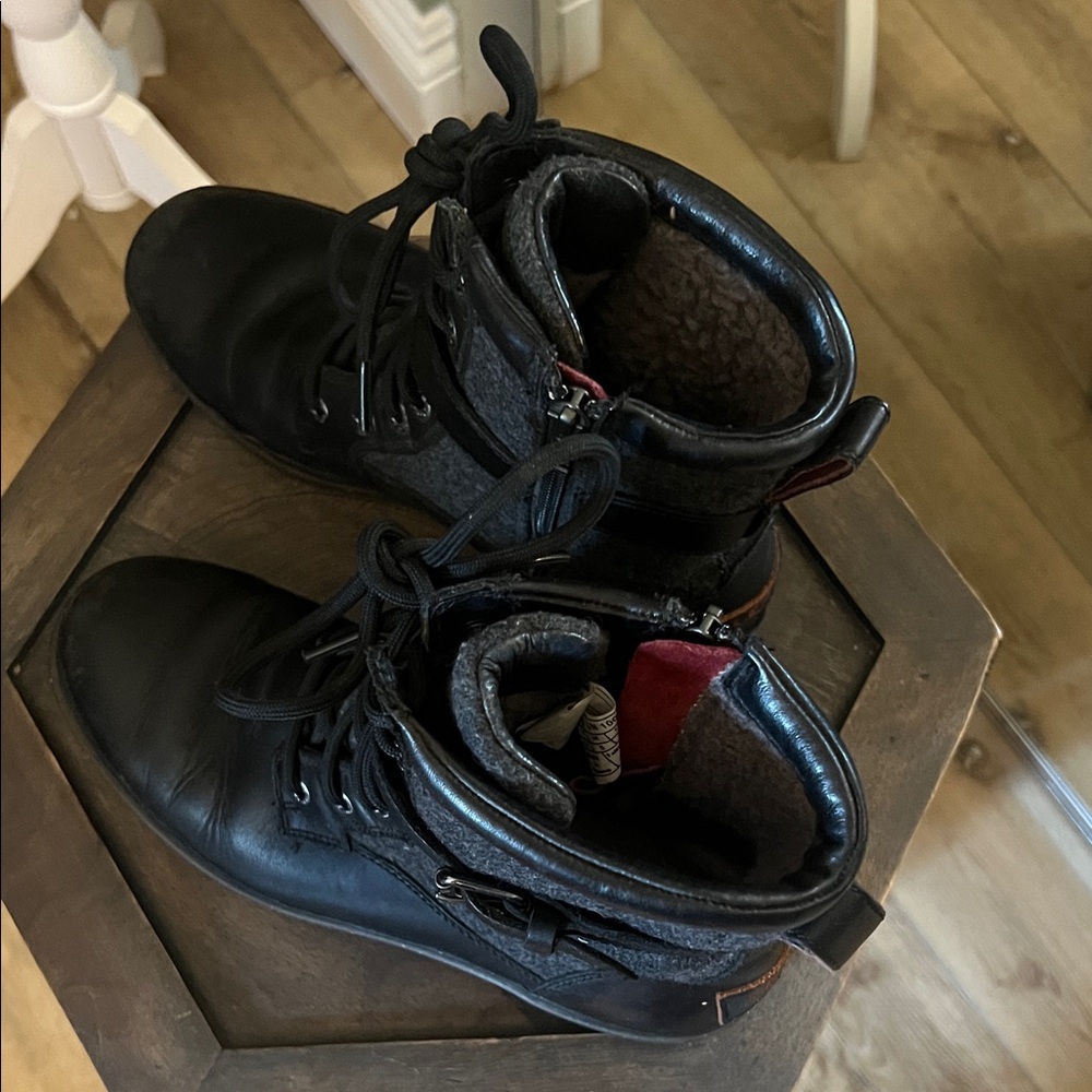 UGG, size 6.5, Women's Black and Gray Lace-Up Kesey Boots - Picture 5 of 14